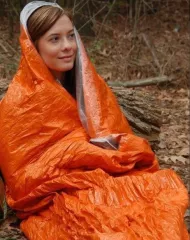 Nouzový outdoorový spací pytel na kempování v přírodě