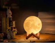 LED lampička v designu Měsíce Luna