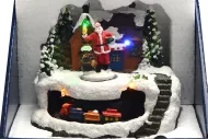 Vánoční dekorace - Santa před domem a pohyblivý vláček - svítící - 13 cm