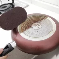 Magická houbička na připálené nádobí