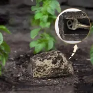 Venkovní utajená schránka na klíče ve tvaru kamene