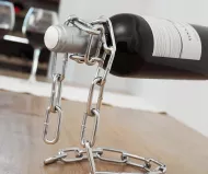 Designový stojan na vinnou lahev - řetěz - InnovaGoods